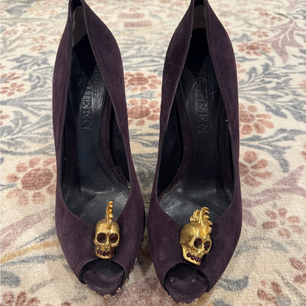 Alexander McQueen Skull Suede Peep-Toe Pumps – Size 39